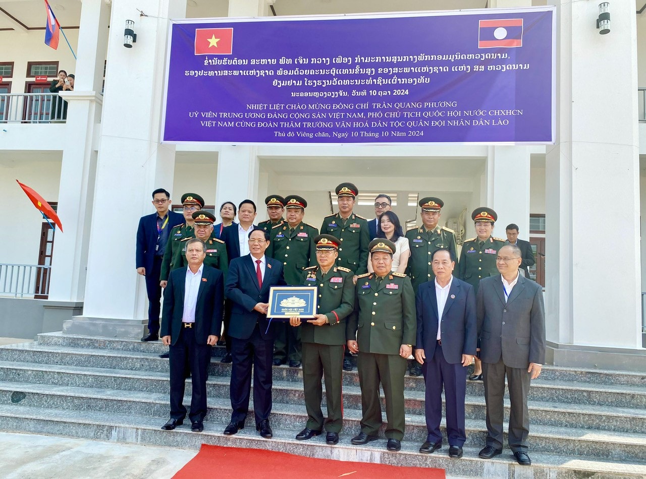 Phó Chủ tịch Quốc hội, Thượng tướng Trần Quang Phương trao quà lưu niệm tặng nhà trường