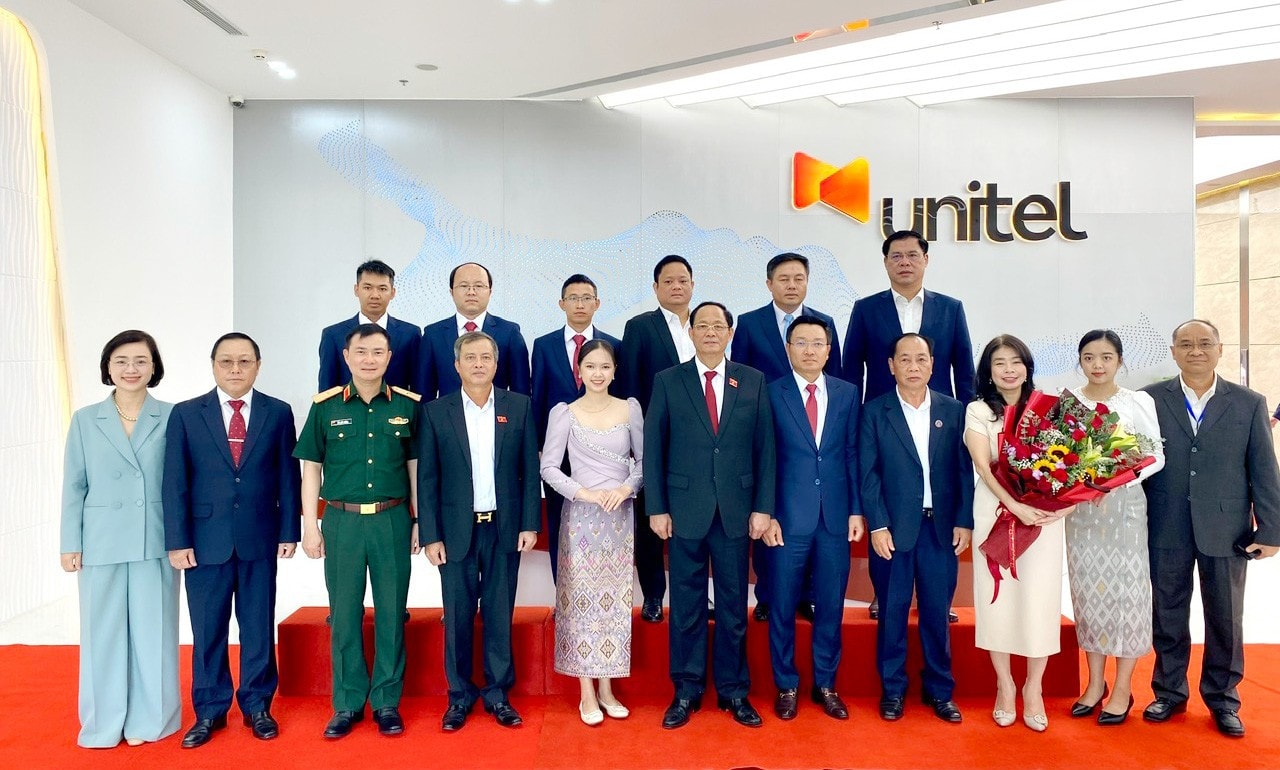 Phó Chủ tịch Quốc hội, Thượng tướng Trần Quang Phương và các đại biểu chụp ảnh lưu niệm