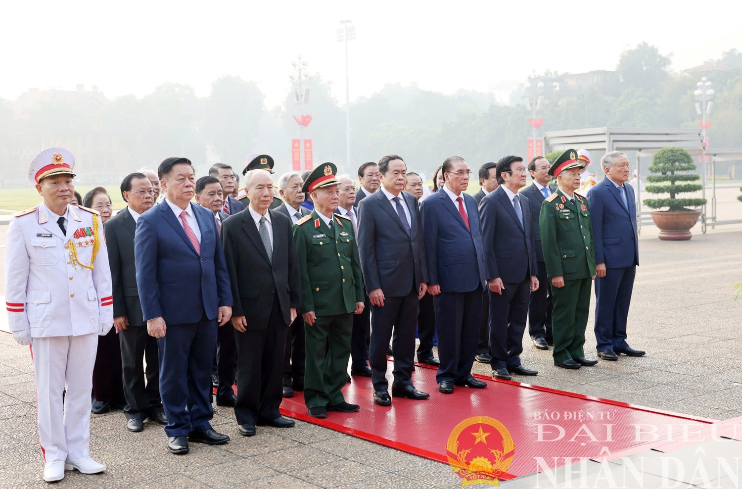 Chủ tịch Quốc hội Trần Thanh Mẫn và Lãnh đạo, nguyên lãnh đạo Đảng, Nhà nước vào Lăng viếng Chủ tịch Hồ Chí Minh. Ảnh: Lâm Hiển