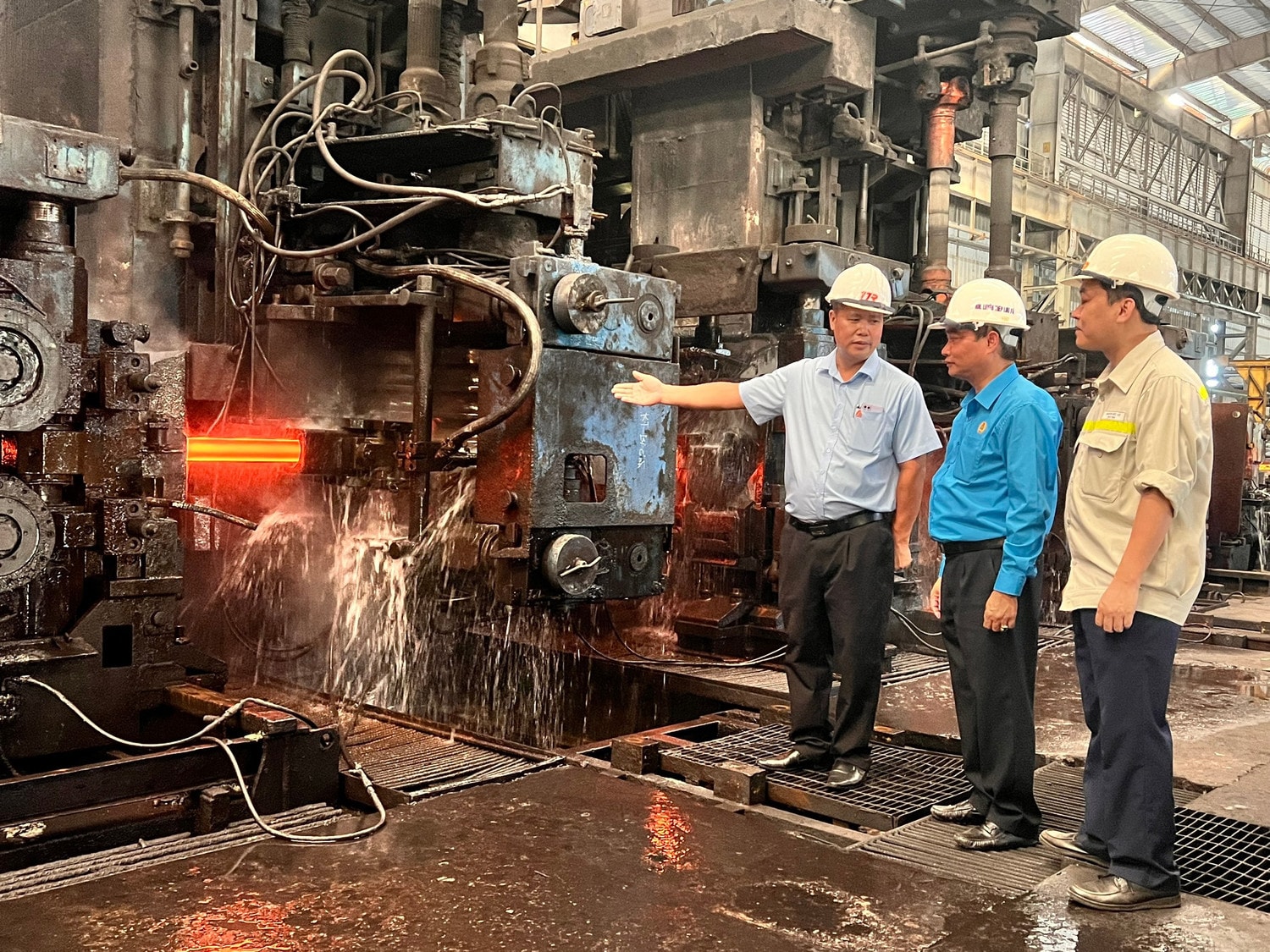 Tổng LĐLĐ Việt Nam tham quan nhà máy Công ty CP Gang thép Thái Nguyên nắm tình hình sản xuất, kinh doanh và đời sống người lao động. Ảnh: Hải Dương