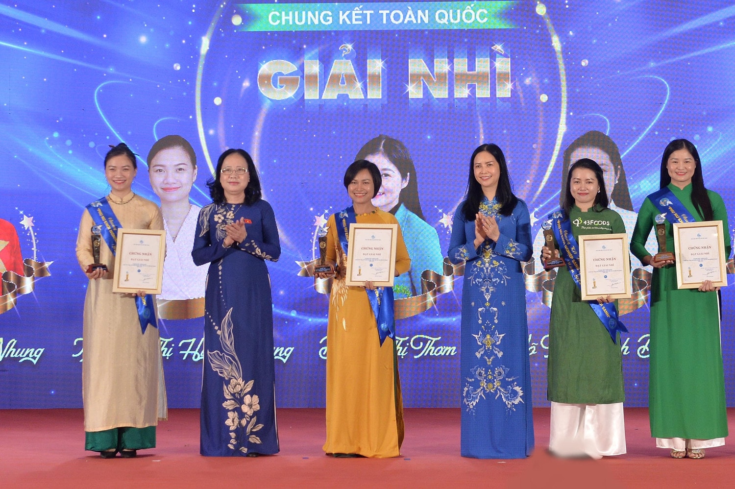 Phó Chủ nhiệm Văn phòng Quốc hội Nguyễn Thị Thúy Ngần trao giải Nhì cuộc thi "Phụ nữ khởi nghiệp sáng tạo và chuyển đổi xanh"