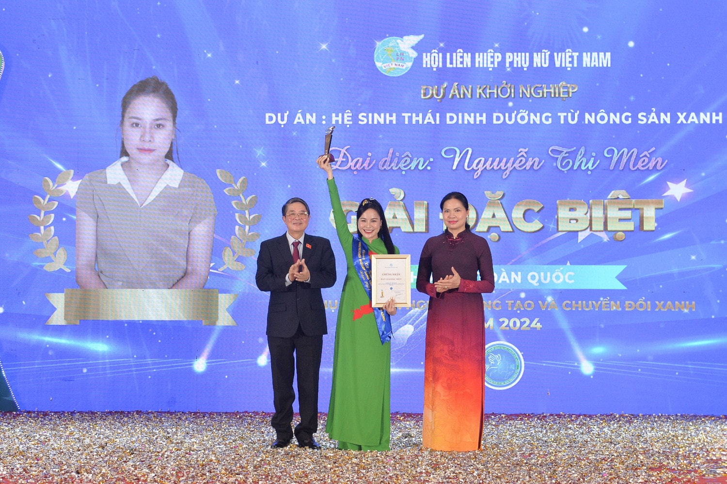 Phó Chủ tịch Quốc hội Nguyễn Đức Hải và Chủ tịch Hội Liên hiệp Phụ nữ Việt Nam Hà Thị Nga trao giải Đặc biệt cuộc thi "Phụ nữ khởi nghiệp sáng tạo và chuyển đổi xanh"