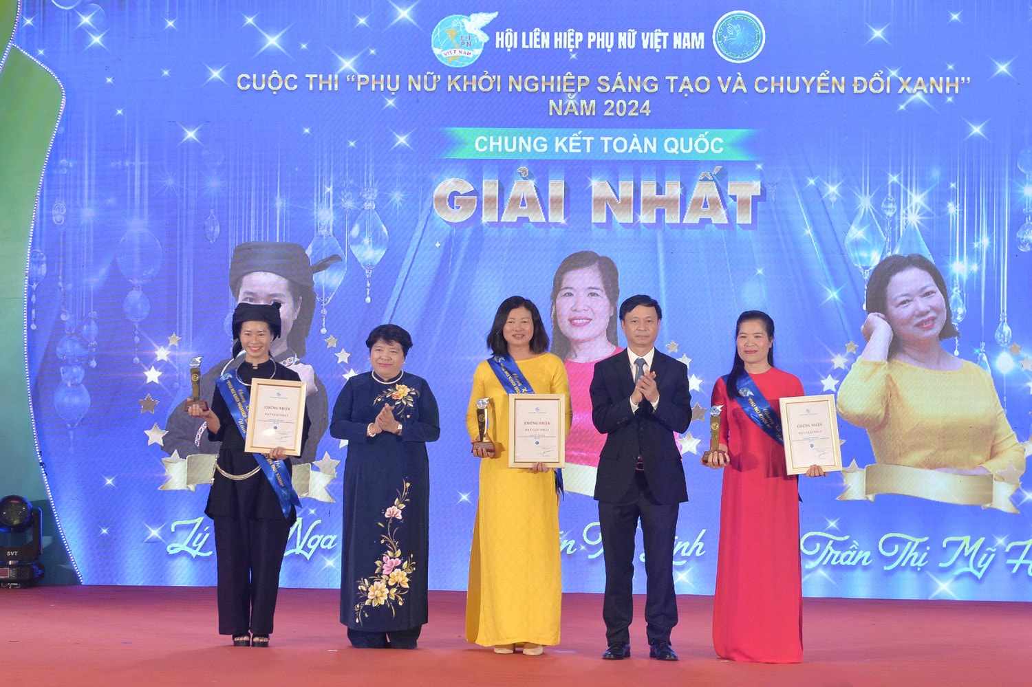 Chủ nhiệm Ủy ban Xã hội Nguyễn Thúy Anh trao giải Nhất cuộc thi "Phụ nữ khởi nghiệp sáng tạo và chuyển đổi xanh"