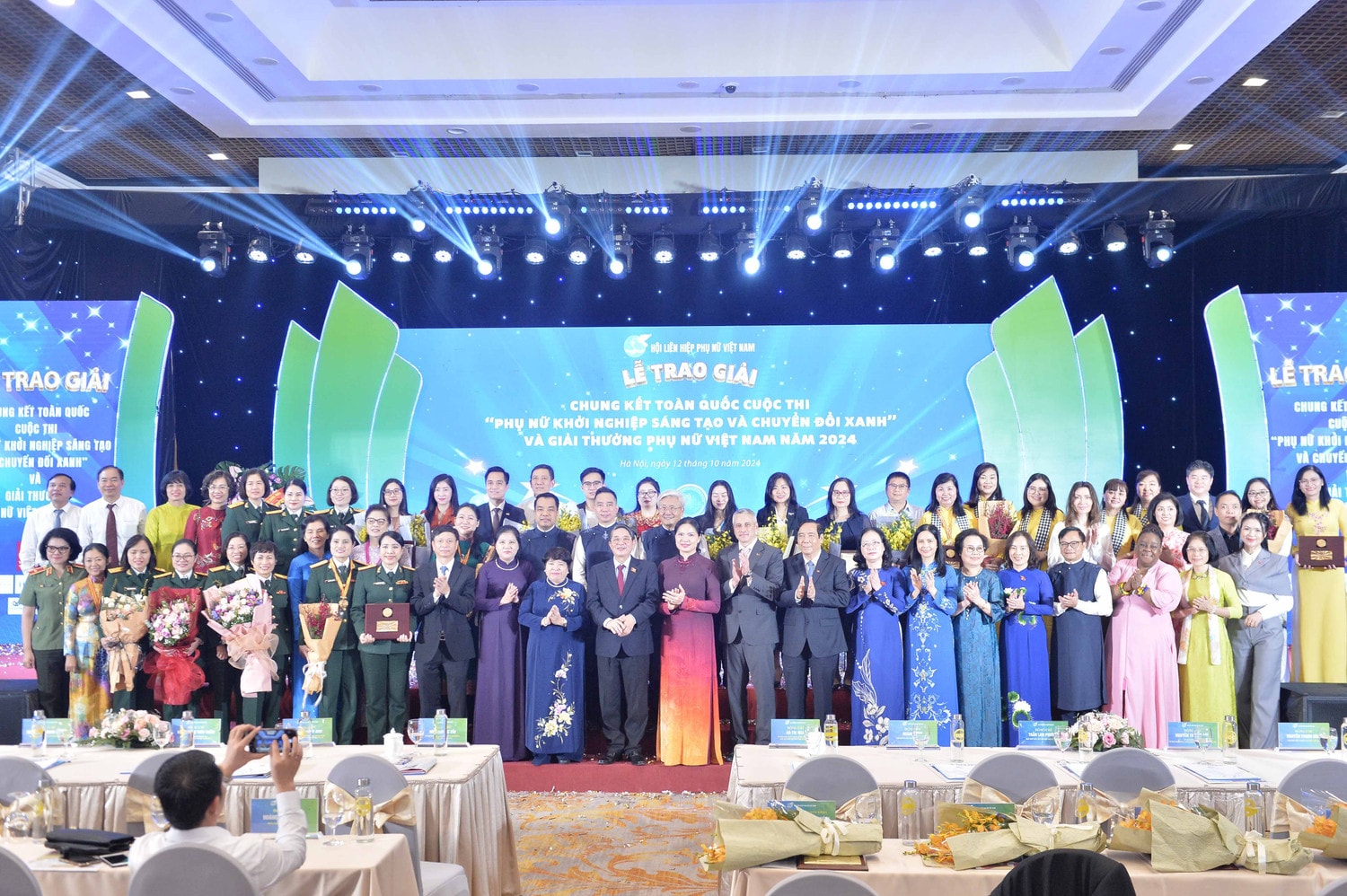 Phó Chủ tịch Quốc hội Nguyễn Đức Hải và các đại biểu chụp ảnh lưu niệm