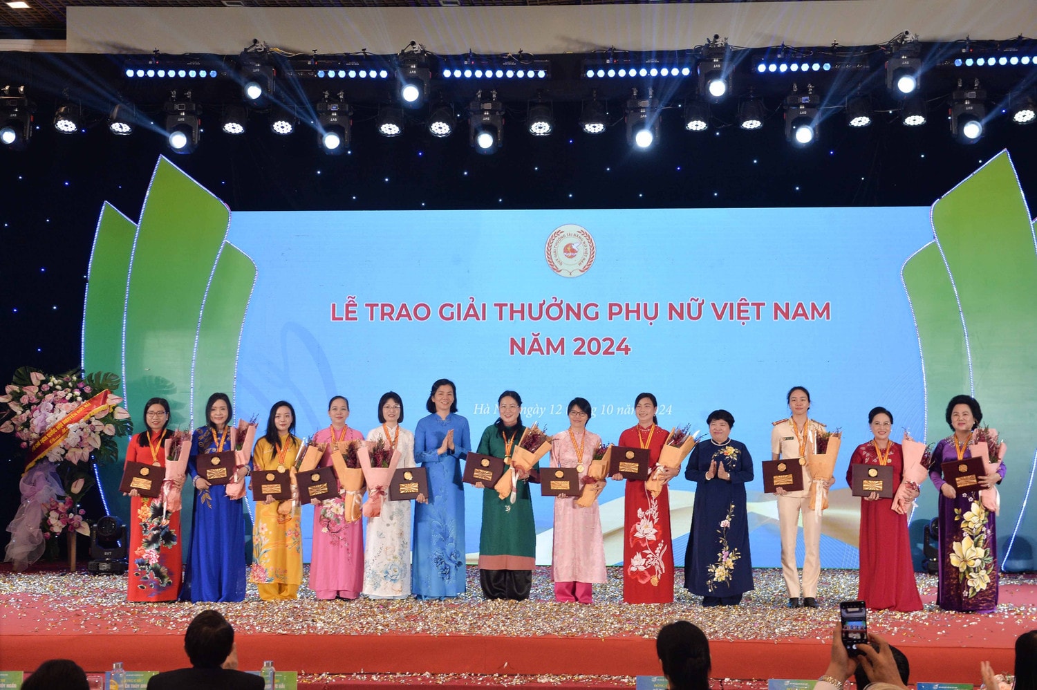Chủ nhiệm Ủy ban Xã hội Nguyễn Thúy Anh trao giải thưởng Phụ nữ Việt Nam năm 2024
