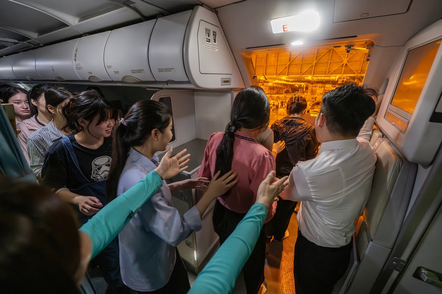 anh-6-to-tiep-vien-mo-cua-thoat-hiem-va-huong-dan-hanh-khach-thoat-hiem-anh-vna-8269.jpg
