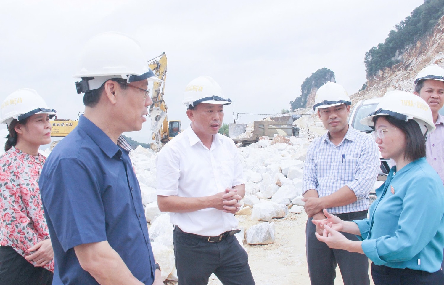 doan-dai-bieu-quoc-hoi-tinh-khao-sat-viec-trien-khai-thuc-hien-luat-khoang-san-tai-mot-so-doanh-nghiep-tai-huyen-quy-hop--n6.jpg