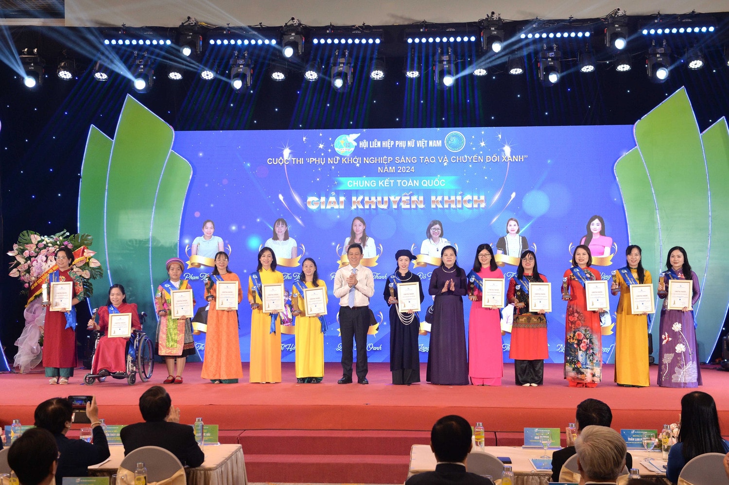 Phó Chủ tịch Hội đồng Dân tộc Đinh Thị Phương Lan trao giải Khuyến khích cuộc thi "Phụ nữ khởi nghiệp sáng tạo và chuyển đổi xanh"