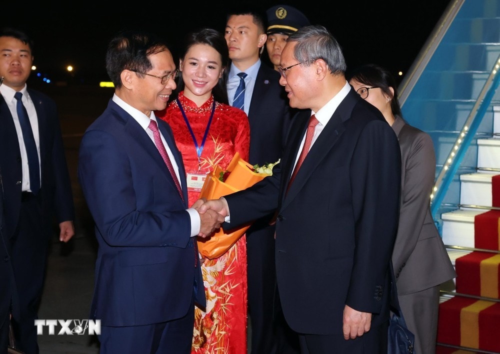 Phó Thủ tướng, Bộ trưởng Bộ Ngoại giao Bùi Thanh Sơn đón Thủ tướng Trung Quốc Lý Cường tại Sân bay Quốc tế Nội Bài, Hà Nội. Ảnh: Phạm Kiên/TTXVN