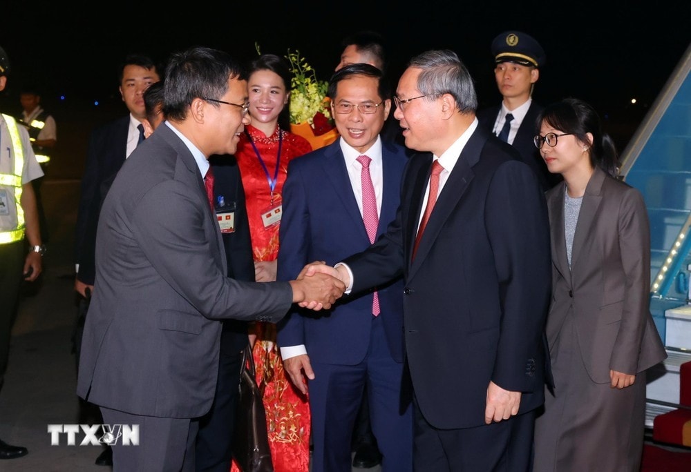 Phó Thủ tướng, Bộ trưởng Bộ Ngoại giao Bùi Thanh Sơn đón Thủ tướng Trung Quốc Lý Cường tại Sân bay Quốc tế Nội Bài, Hà Nội. Ảnh: Phạm Kiên/TTXVN