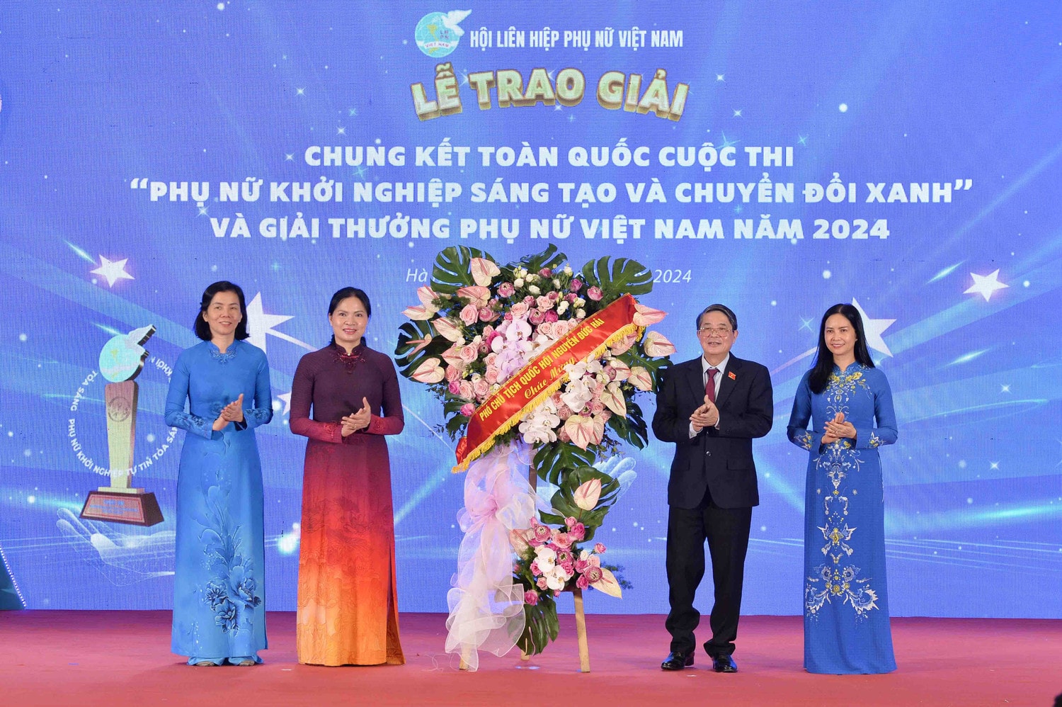 Phó Chủ tịch Quốc hội Nguyễn Đức Hải tặng hoa cho Hội Liên hiệp Phụ nữ Việt Nam