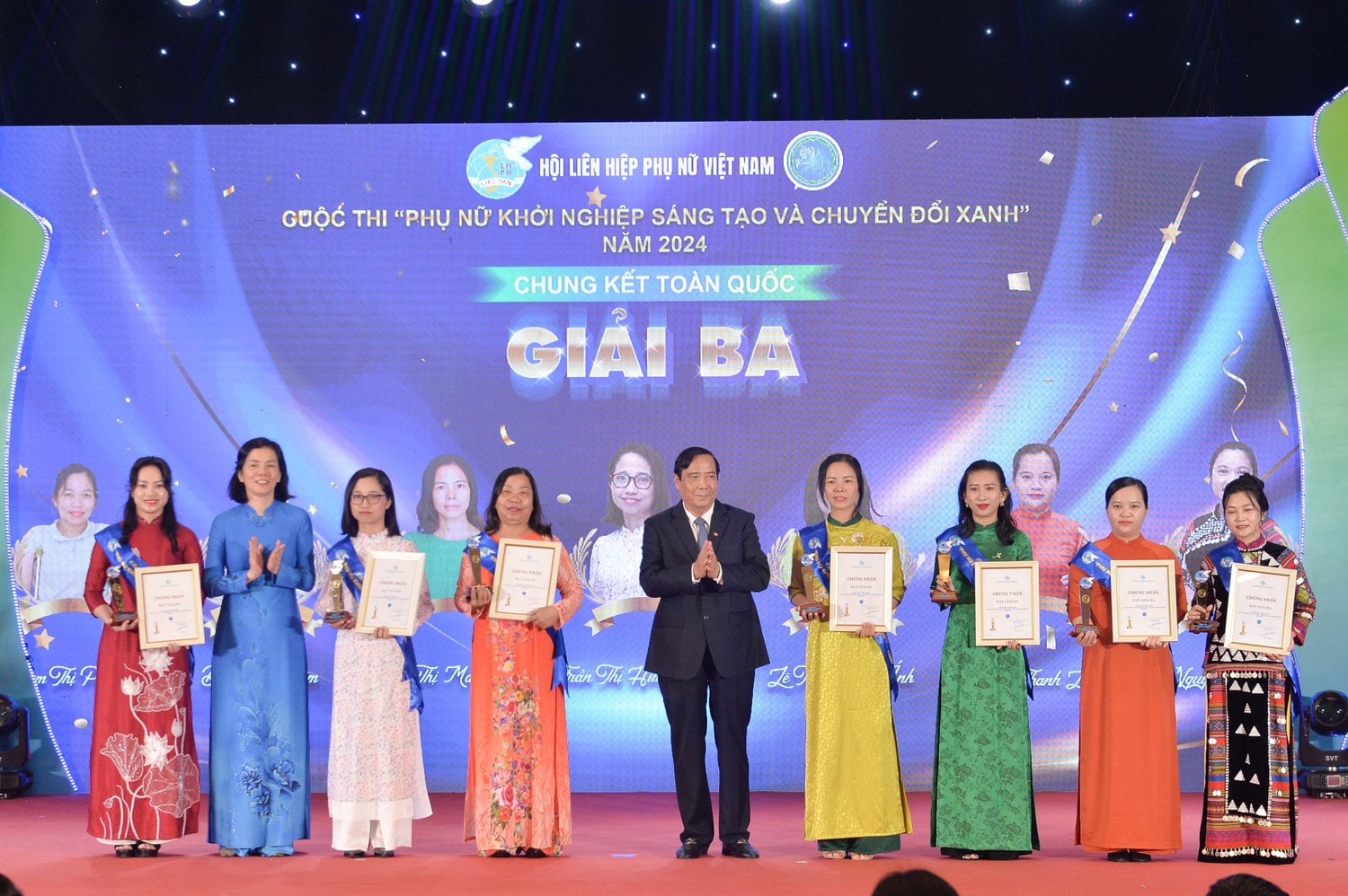 Chủ tịch Hội Người Cao tuổi Việt Nam Nguyễn Thanh Bình trao giải Ba cuộc thi "Phụ nữ khởi nghiệp sáng tạo và chuyển đổi xanh"
