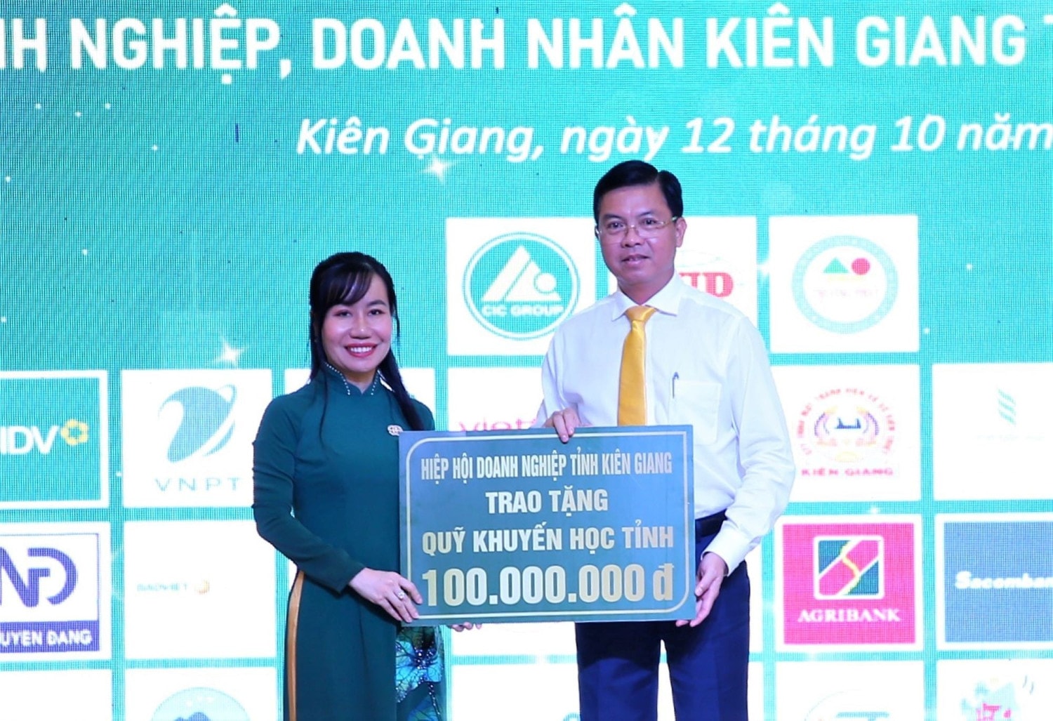 trao-100-trieu-2927.jpg