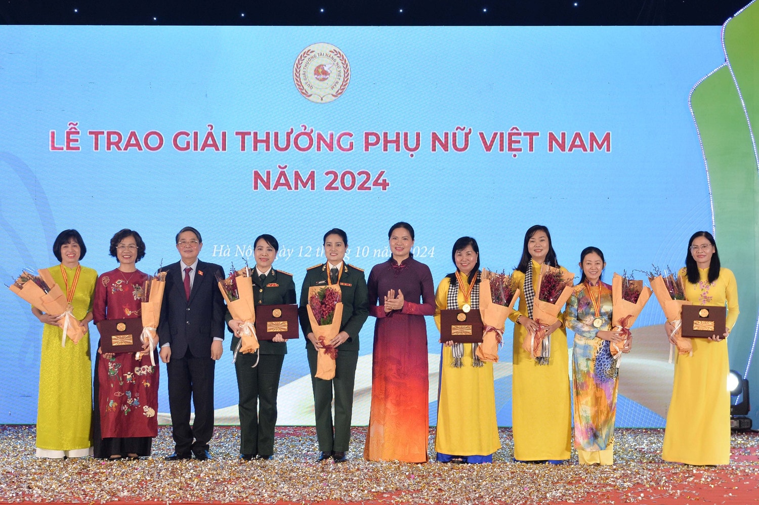 Phó Chủ tịch Quốc hội Nguyễn Đức Hải và Chủ tịch Hội Liên hiệp Phụ nữ Việt Nam Hà Thị Nga trao giải thưởng Phụ nữ Việt Nam 2024