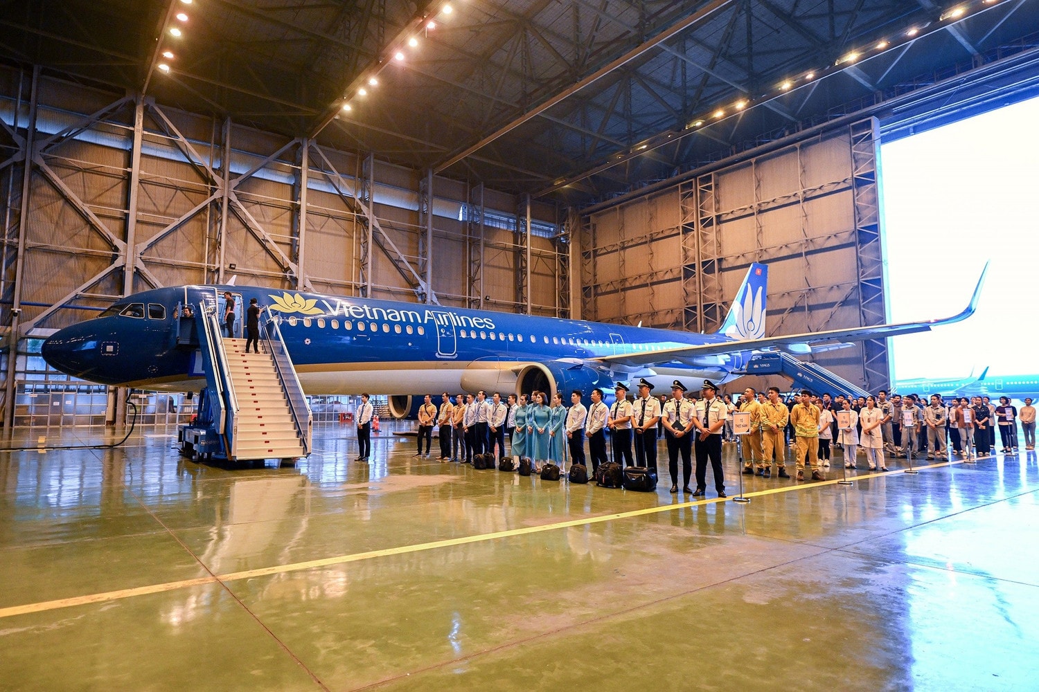 anh-1-vietnam-airlines-to-chuc-buoi-dien-tap-quy-trinh-thoat-hiem-khan-nguy-thuc-binh-voi-may-bay-airbus-a320-anh-vna-6210.jpg