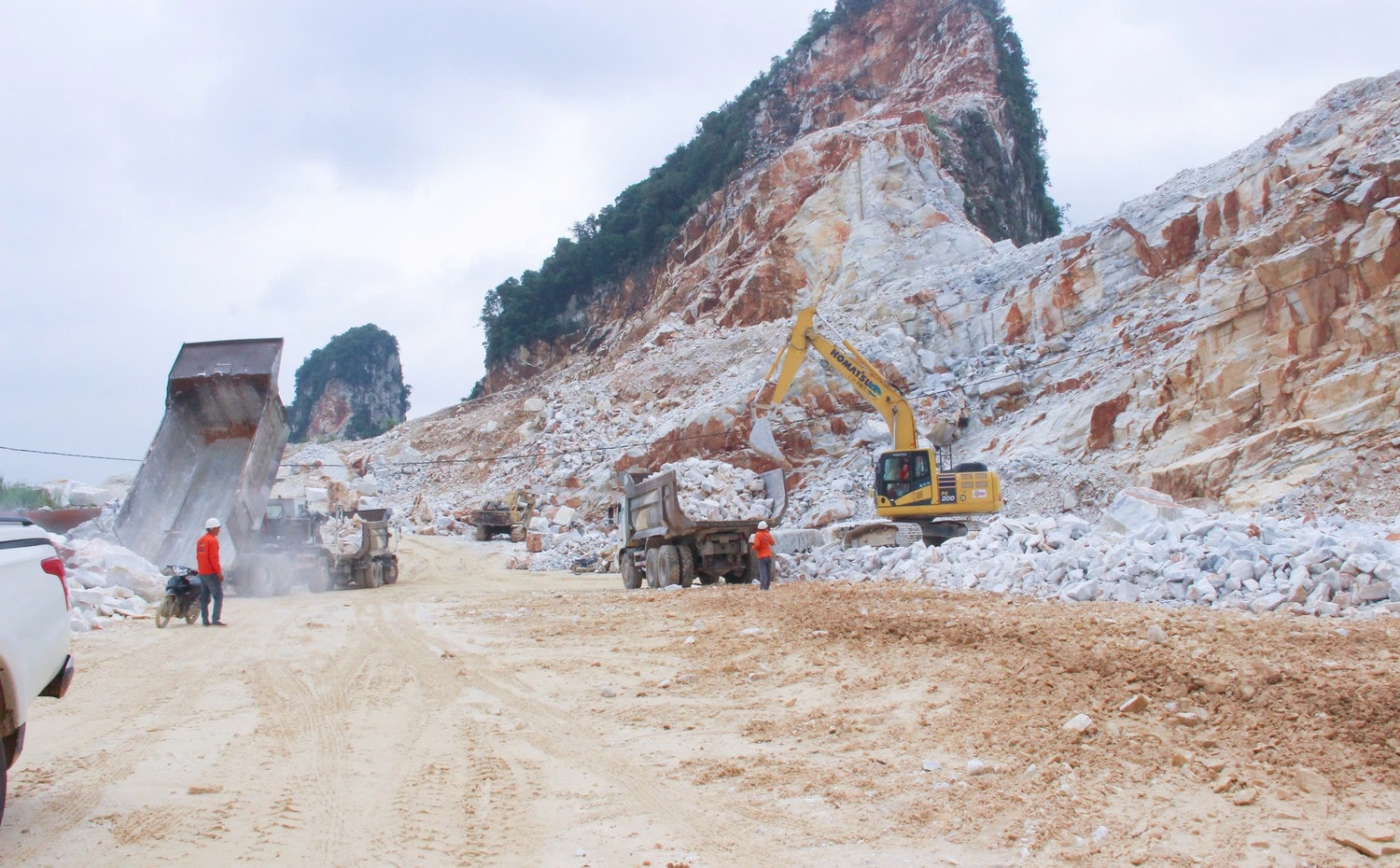 doan-dai-bieu-quoc-hoi-tinh-khao-sat-viec-trien-khai-thuc-hien-luat-khoang-san-tai-mot-so-doanh-nghiep-tai-huyen-quy-hop--n5.jpg