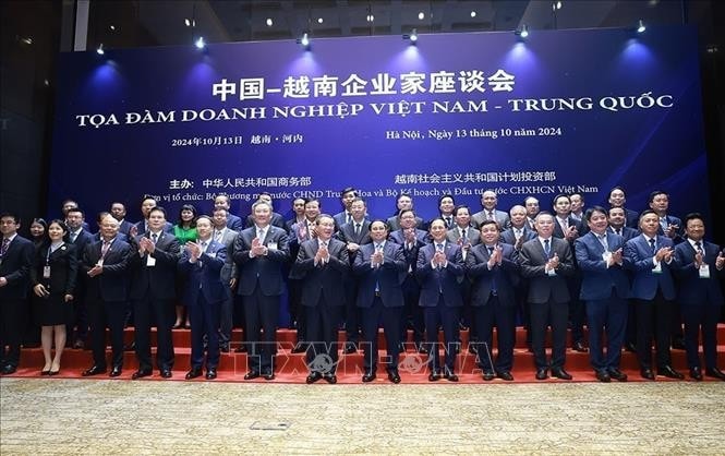Thủ tướng Phạm Minh Chính và Thủ tướng Trung Quốc Lý Cường với các đại biểu dự Tọa đàm doanh nghiệp Việt Nam - Trung Quốc. Ảnh: Dương Giang/TTXVN