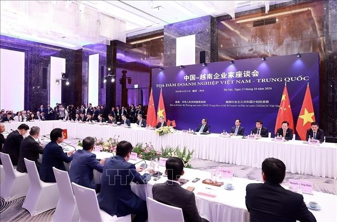 Thủ tướng Phạm Minh Chính và Thủ tướng Trung Quốc Lý Cường tham dự Tọa đàm doanh nghiệp Việt Nam - Trung Quốc. Ảnh: Dương Giang/TTXVN