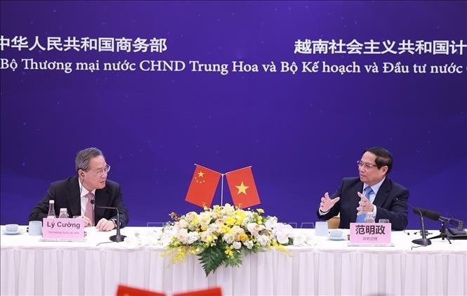 Thủ tướng Phạm Minh Chính và Thủ tướng Trung Quốc Lý Cường tại Toạ đàm doanh nghiệp Việt Nam - Trung Quốc. Ảnh: Dương Giang/TTXVN