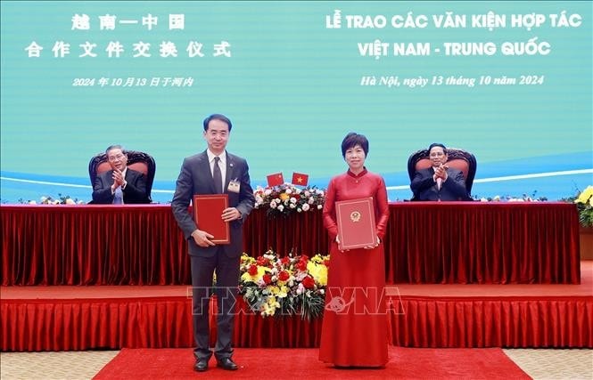 Thủ tướng Phạm Minh Chính và Thủ tướng Lý Cường chứng kiến trao Bản ghi nhớ hợp tác giữa Thông tấn xã Việt Nam và Đài Phát thanh truyền hình Trung ương Trung Quốc. Ảnh: Dương Giang/TTXVN