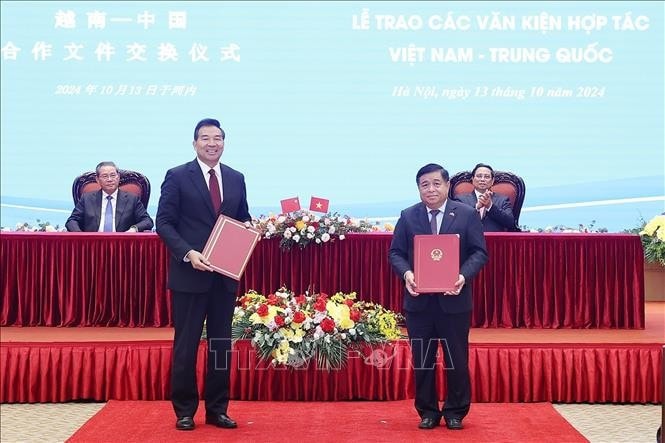 Thủ tướng Phạm Minh Chính và Thủ tướng Lý Cường chứng kiến trao Bản ghi nhớ hợp tác giữa Bộ Kế hoạch và Đầu tư Việt Nam và Tổng cục Hợp tác phát triển quốc tế quốc gia Trung Quốc về việc cùng thúc đẩy dự án sửa chữa, bảo trì Cung Hữu nghị Việt - Trung. Ảnh: Dương Giang/TTXVN