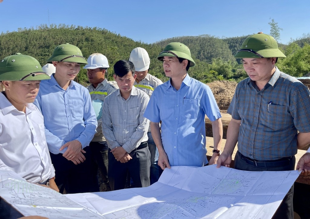lanh-dao-tp-ha-long-kiem-tra-tien-do-du-an-duong-noi-tu-tl342-den-ql279-qua-trung-tam-xa-son-duong-anh-hoang-nga-8775.jpg