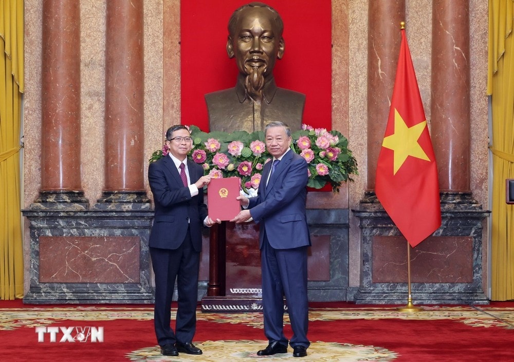 Tổng Bí thư, Chủ tịch nước Tô Lâm trao Quyết định bổ nhiệm Đại sứ Việt Nam tại nước ngoài cho ông Phạm Thanh Bình. Ảnh: Lâm Khánh/TTXVN