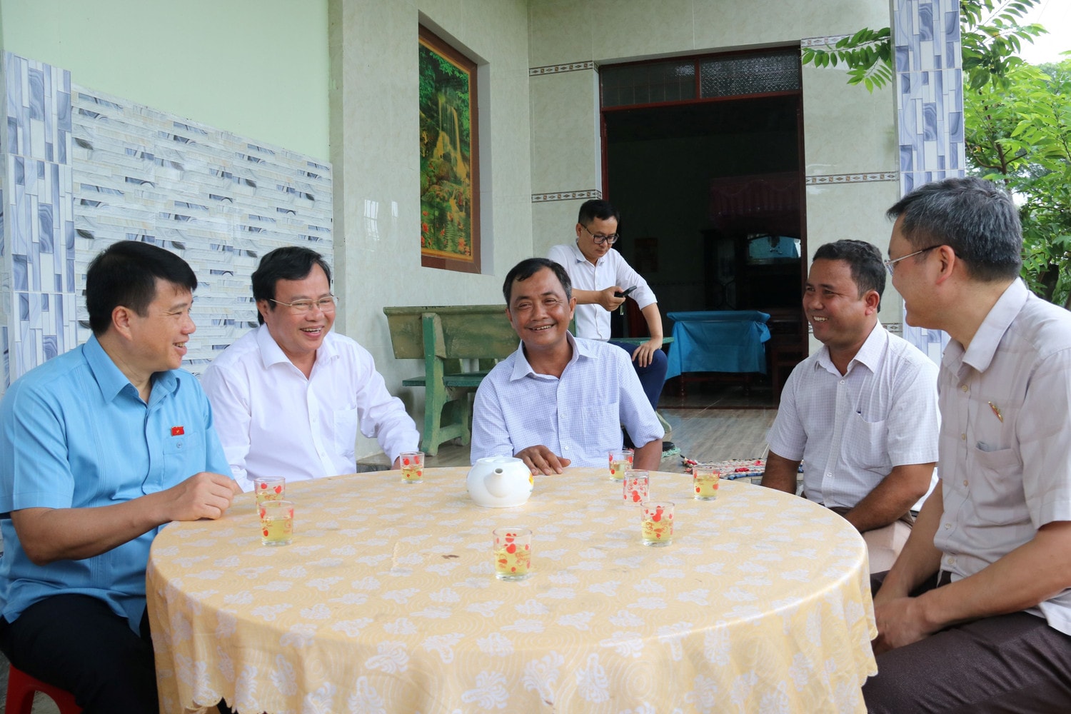tham-nguoi-dan-thoat-ngheo-huyen-tra-cu-1199.jpg
