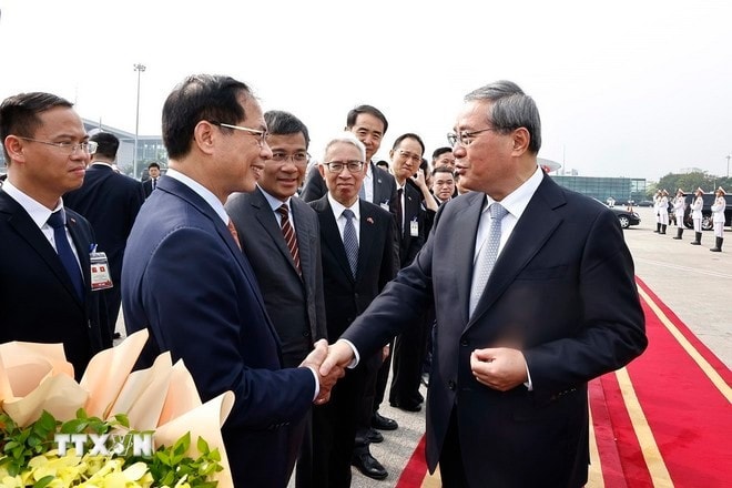Phó Thủ tướng, Bộ trưởng Ngoại giao Bùi Thanh Sơn tiễn Thủ tướng Trung Quốc Lý Cường tại Sân bay quốc tế Nội Bài. Ảnh: Doãn Tấn/TTXVN