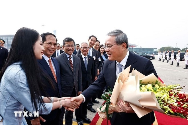 Lễ tiễn Thủ tướng Trung Quốc Lý Cường tại Sân bay quốc tế Nội Bài. Ảnh: Doãn Tấn/TTXVN