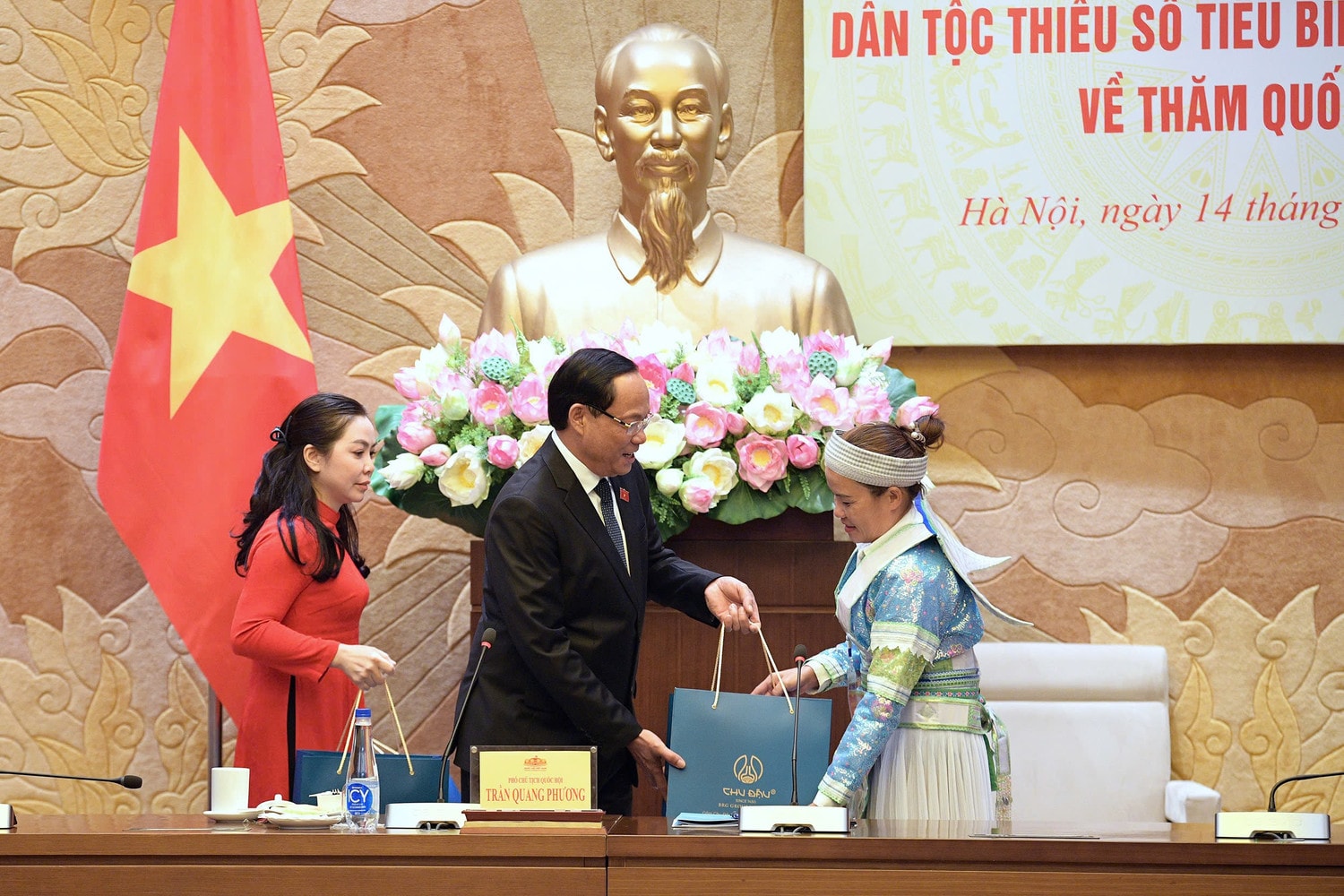 Phó Chủ tịch Quốc hội, Thượng tướng Trần Quang Phương tặng quà Đoàn đại biểu dân tộc thiểu số tiêu biểu tỉnh Cao Bằng