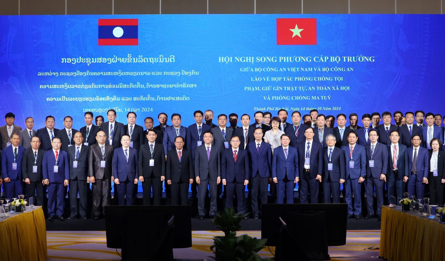 Các đại biểu chụp ảnh lưu niệm tại hội nghị