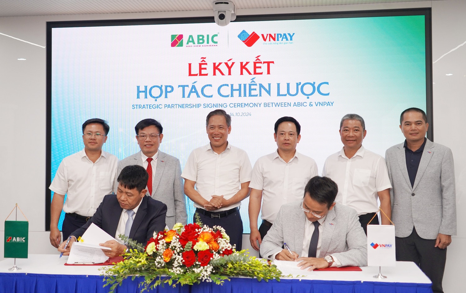 Tổng Giám đốc Bảo hiểm Agribank Nguyễn Hồng Phong và Giám đốc Khối Doanh nghiệp VNPAY Trần Mạnh Nam ký hợp tác dưới sự chứng kiến của lãnh đạo hai bên. Ảnh: Thái Hòa