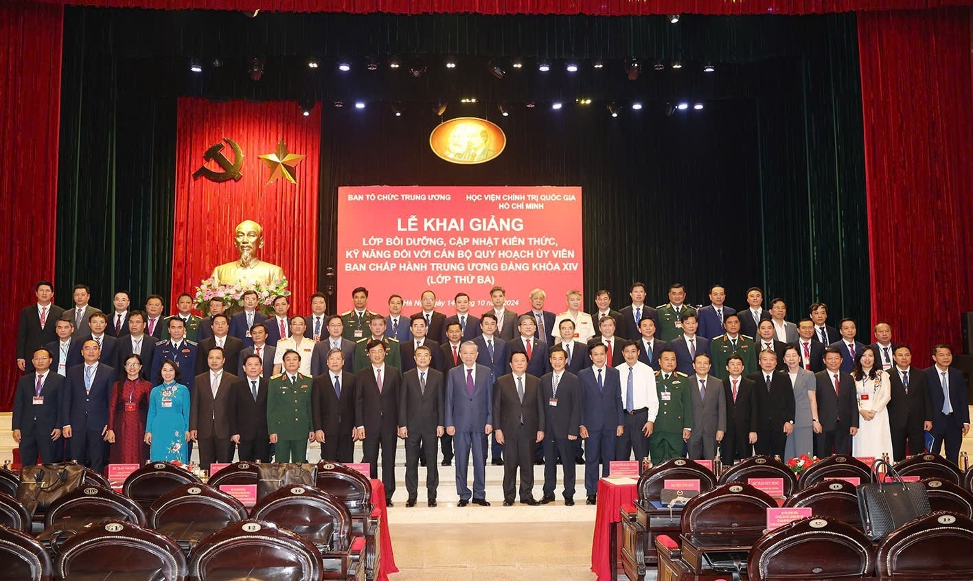 Tổng Bí thư, Chủ tịch nước Tô Lâm và các đại biểu cùng cán bộ, giảng viên, học viên lớp bồi dưỡng chụp ảnh chung. Ảnh: Trí Dũng