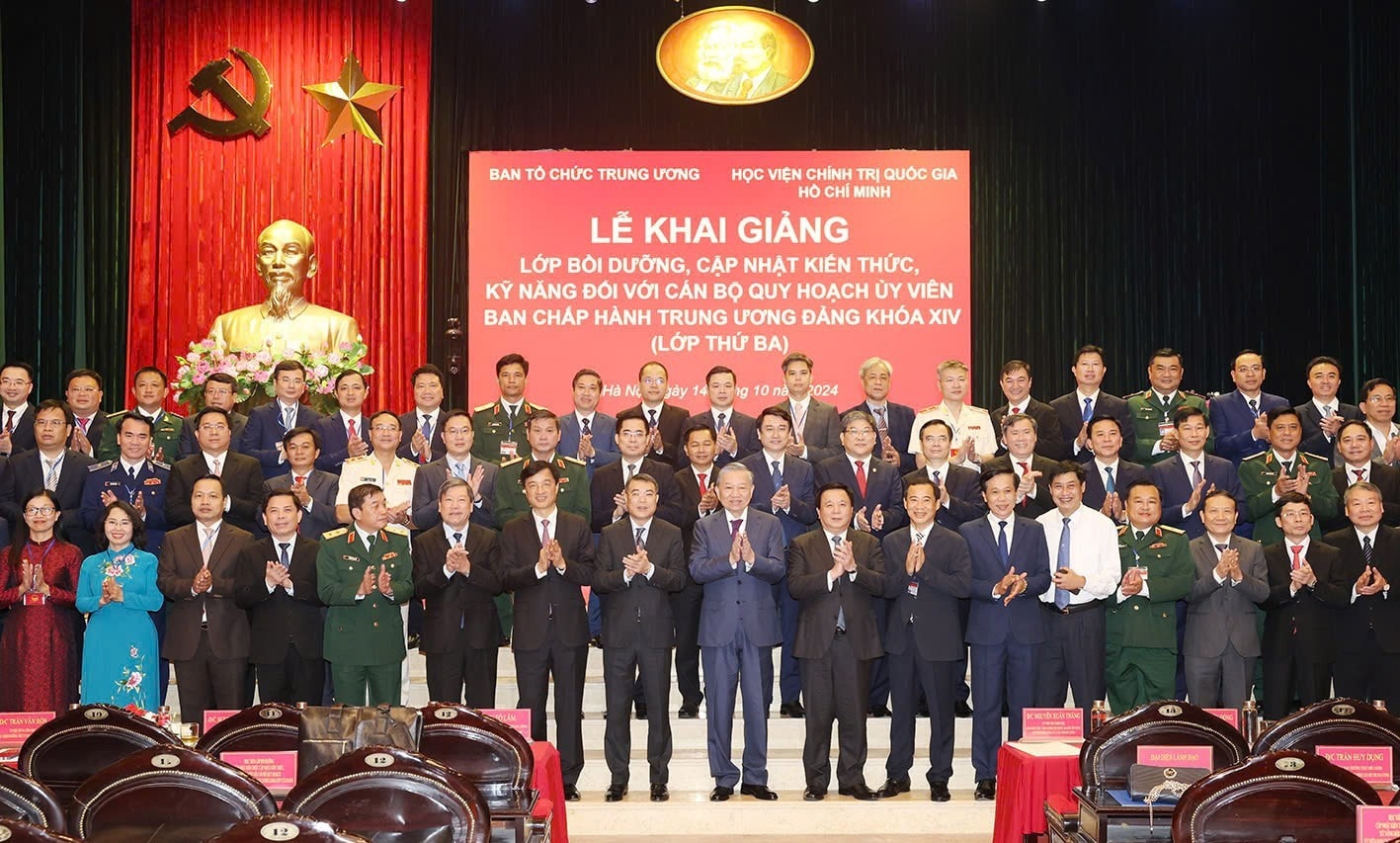 Tổng Bí thư, Chủ tịch nước Tô Lâm và các đại biểu cùng cán bộ, giảng viên, học viên lớp bồi dưỡng chụp ảnh chung. Ảnh: Trí Dũng