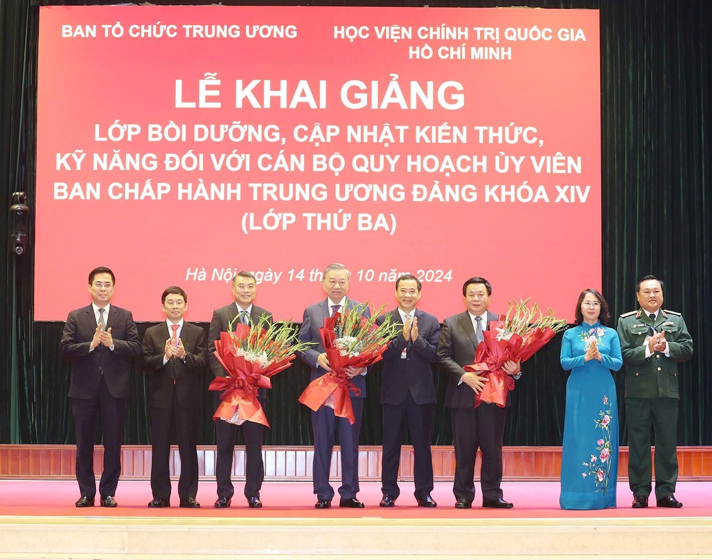 Đại diện Lớp bồi dưỡng kiến thức tặng hoa Tổng Bí thư, Chủ tịch nước Tô Lâm cùng các đồng chí lãnh đạo Đảng, Nhà nước. Ảnh: Trí Dũng
