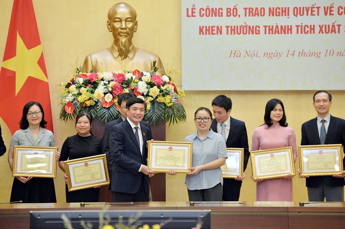 Tổng Thư ký Quốc hội, Chủ nhiệm Văn phòng Quốc hội Bùi Văn Cường tặng Bằng khen cho các tập thể và cá nhân có thành tích xuất sắc trong tham mưu, tổng hợp, phục vụ Kỳ họp thứ Bảy, Quốc hội Khóa XV