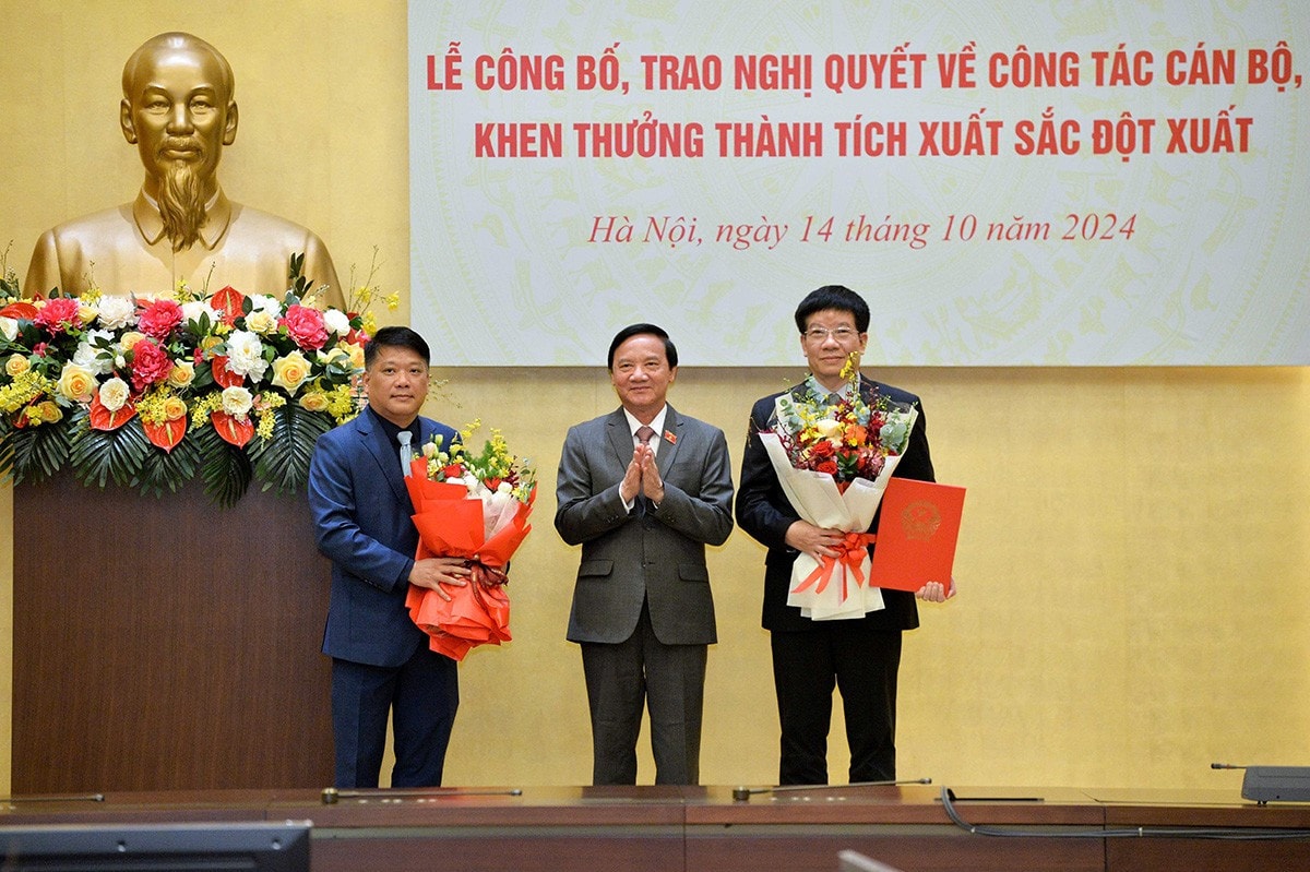 Phó Chủ tịch Quốc hội Nguyễn Khắc Định trao các Nghị quyết của Ủy ban Thường vụ Quốc hội về công tác cán bộ. Ảnh: Hồ Long