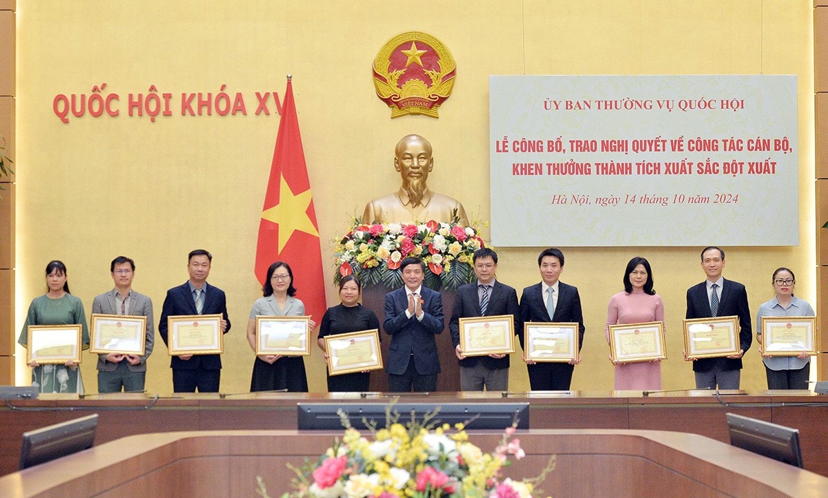 Tổng Thư ký Quốc hội, Chủ nhiệm Văn phòng Quốc hội Bùi Văn Cường tặng Bằng khen cho các tập thể và cá nhân có thành tích xuất sắc trong tham mưu, tổng hợp, phục vụ Kỳ họp thứ Bảy, Quốc hội Khóa XV