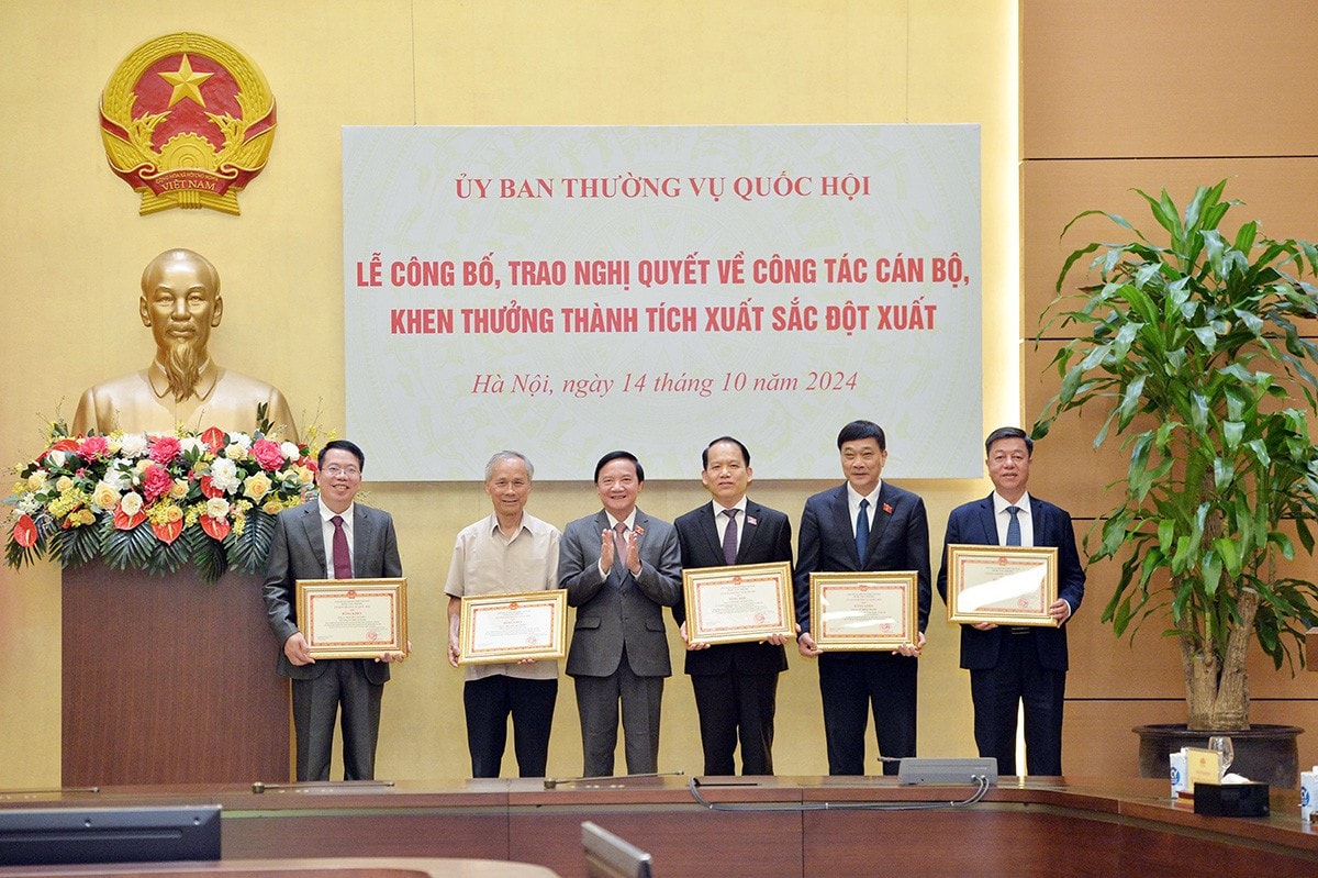 Phó Chủ tịch Quốc hội Nguyễn Khắc Định trao Bằng khen của Ủy ban Thường vụ Quốc hội đối với Ủy ban Pháp luật, Nhà xuất bản Chính trị Quốc gia Sự thật và 9 cá nhân công tác trong và ngoài Quốc hội do có thành tích xuất sắc đột xuất trong tham gia biên soạn và xuất bản cuốn sách của Tổng Bí thư Nguyễn Phú Trọng “Quốc hội trong tiến trình đổi mới đáp ứng yêu cầu xây dựng, hoàn thiện Nhà nước pháp quyền xã hội chủ nghĩa Việt Nam”
