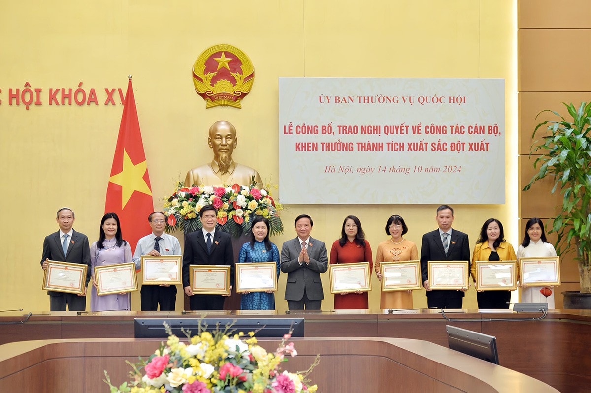 Phó Chủ tịch Quốc hội Nguyễn Khắc Định trao Bằng khen của Ủy ban Thường vụ Quốc hội đối với Ủy ban Pháp luật, Nhà xuất bản Chính trị Quốc gia Sự thật và 9 cá nhân công tác trong và ngoài Quốc hội do có thành tích xuất sắc đột xuất trong tham gia biên soạn và xuất bản cuốn sách của Tổng Bí thư Nguyễn Phú Trọng “Quốc hội trong tiến trình đổi mới đáp ứng yêu cầu xây dựng, hoàn thiện Nhà nước pháp quyền xã hội chủ nghĩa Việt Nam”