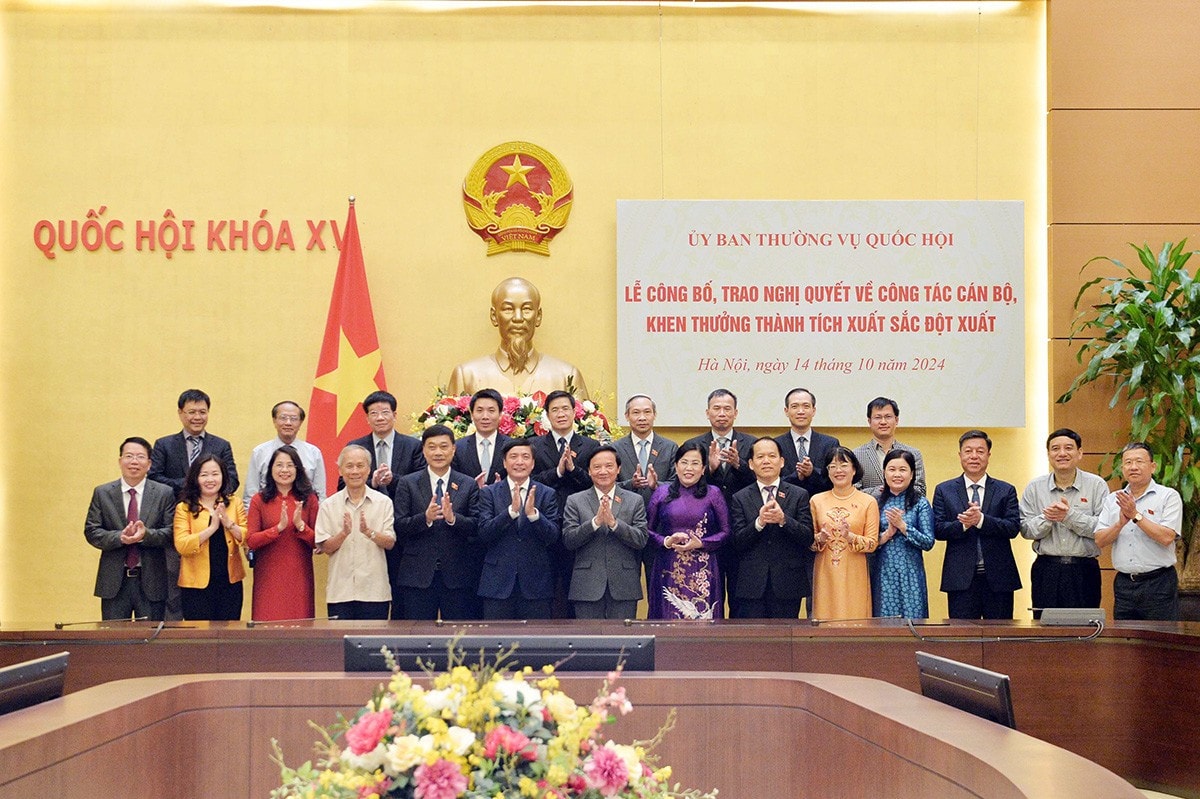 Phó Chủ tịch Quốc hội Nguyễn Khắc Định và các đại biểu tại buổi lễ