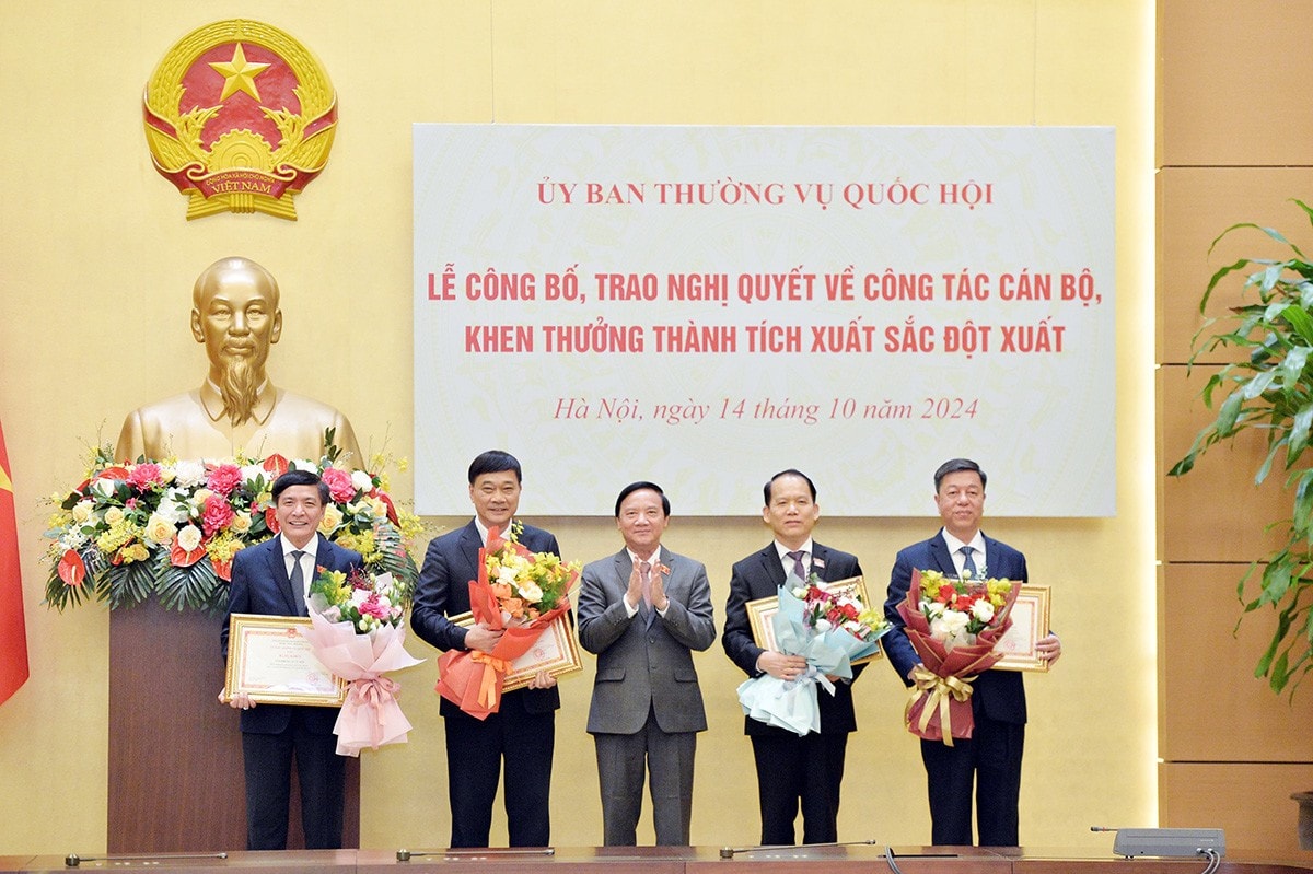 Phó Chủ tịch Quốc hội Nguyễn Khắc Định trao Bằng khen của Ủy ban Thường vụ Quốc hội đối với Ủy ban Kinh tế, Văn phòng Quốc hội và 11 cá nhân có thành tích xuất sắc trong tham mưu, phục vụ trực tiếp các nội dung của Kỳ họp bất thường lần thứ 5, Quốc hội Khóa XV