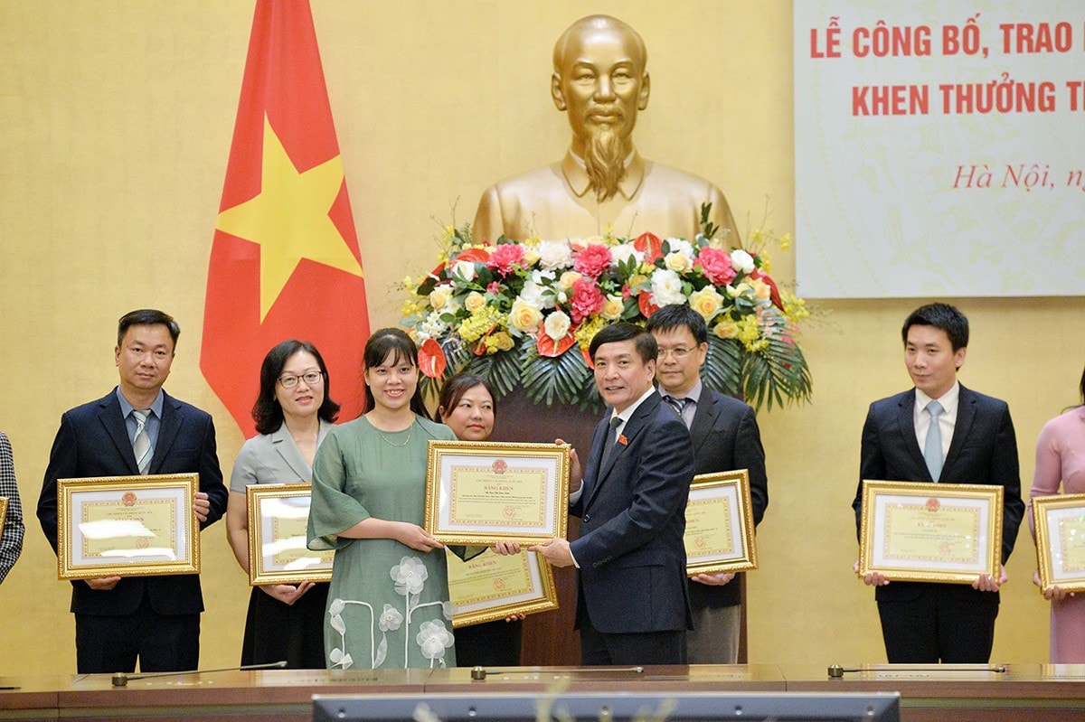 Tổng Thư ký Quốc hội, Chủ nhiệm Văn phòng Quốc hội Bùi Văn Cường tặng Bằng khen cho 17 tập thể và 63 cá nhân có thành tích xuất sắc trong tham mưu và phục vụ trực tiếp các nội dung tại Kỳ họp bất thường lần thứ 5, Quốc hội Khóa XV; tham mưu, tổng hợp, phục vụ Kỳ họp thứ Bảy, Quốc hội Khóa XV và trong biên soạn, xuất bản cuốn sách của Tổng Bí thư Nguyễn Phú Trọng “Quốc hội trong tiến trình đổi mới đáp ứng yêu cầu xây dựng, hoàn thiện Nhà nước pháp quyền xã hội chủ nghĩa Việt Nam”