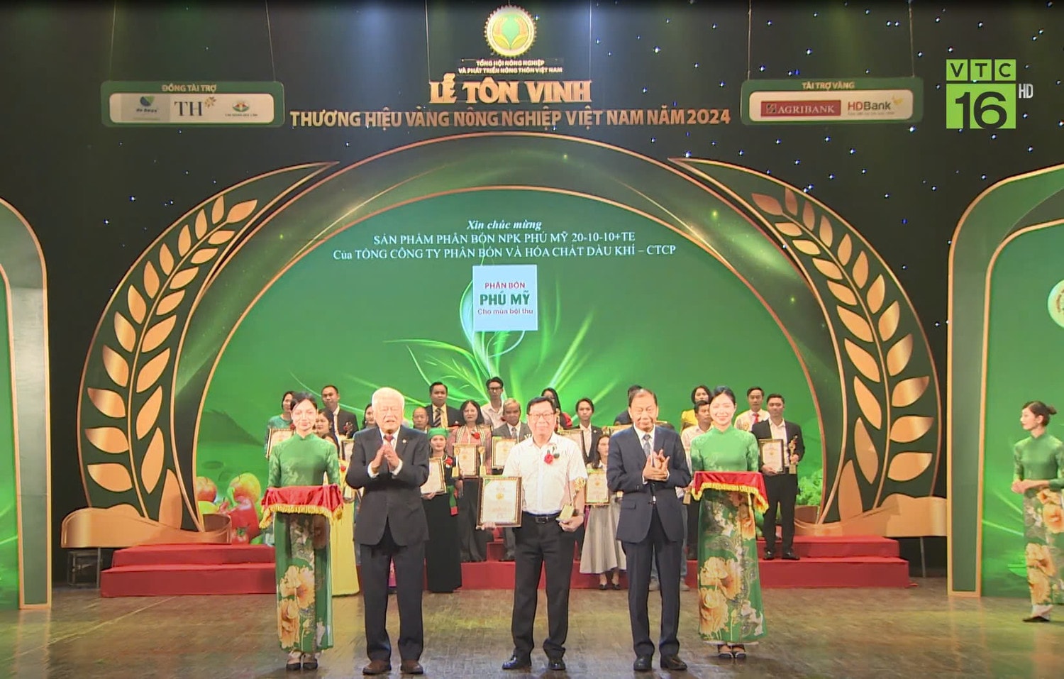 dai-dien-pvfcco-nhan-giai-thuong-thuong-hieu-vang-nong-nghiep-viet-nam-nam-2024-7762.jpg
