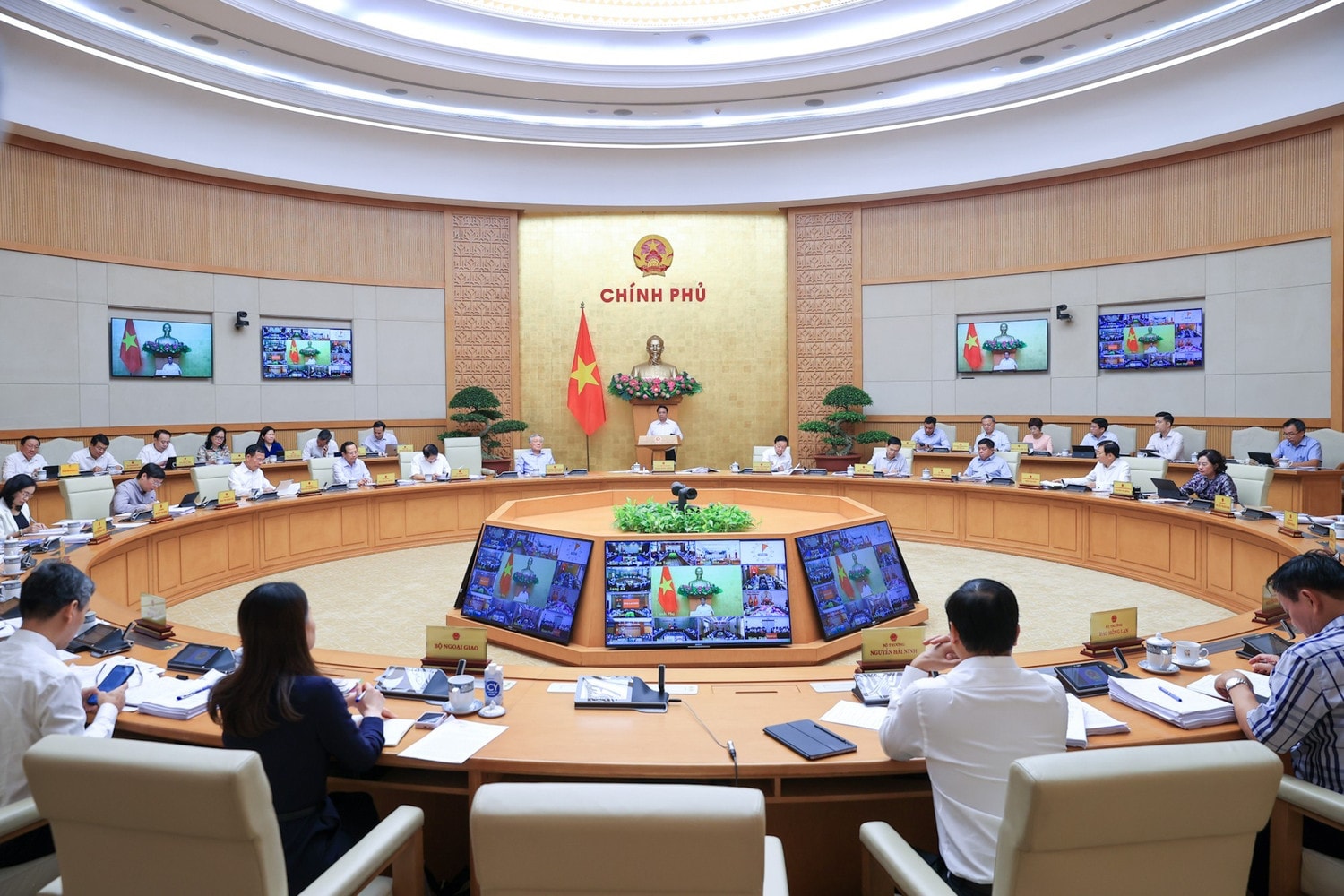 phien-hop-cp-thuong-ky-thang-9-2908-3230-8474.jpg