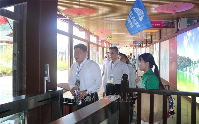 Du khách Việt Nam nhập cảnh sang tham quan thác Bản Giốc phía bên kia bên giới