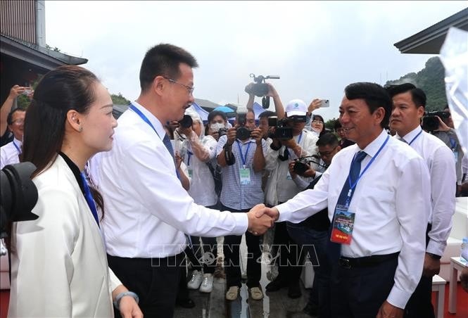 Lãnh đạo hai địa phương chào nhau tại Lễ vận hành chính thức