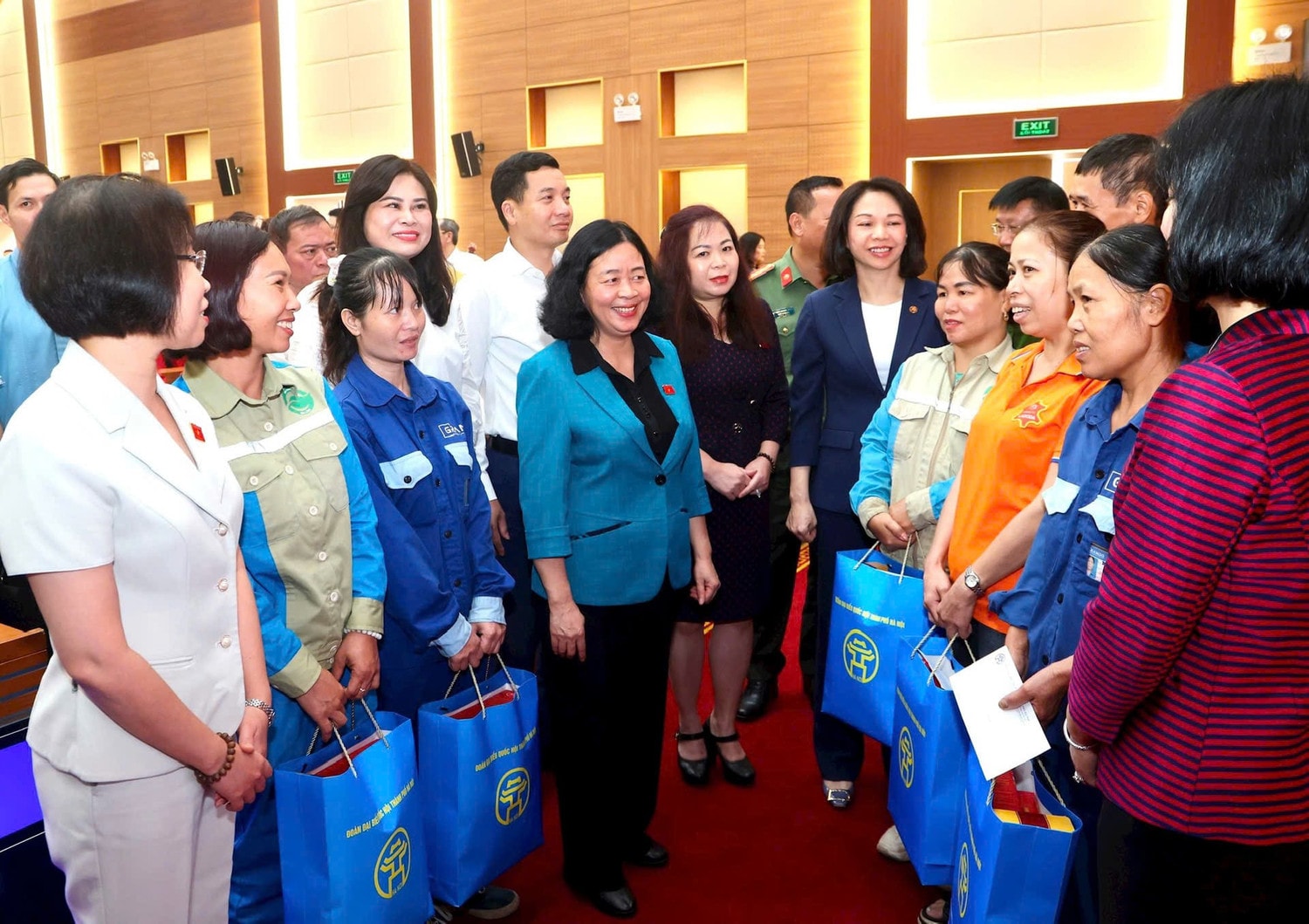 Bí thư Thành ủy Hà Nội Bùi Thị Minh Hoài cùng các đại biểu và công nhân, lao động tại Hội nghị tiếp xúc cử tri Đơn vị bầu cử số 4. Ảnh: P.Long