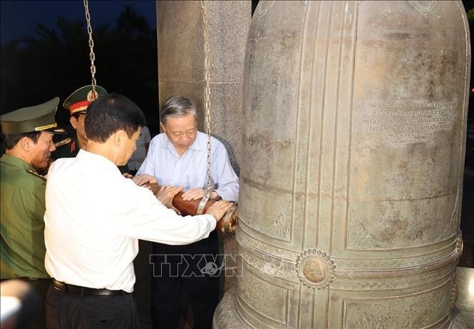 Tổng Bí thư, Chủ tịch nước Tô Lâm thỉnh chuông tại Nghĩa trang liệt sỹ quốc gia Đường 9. Ảnh: Lâm Khánh/TTXVN